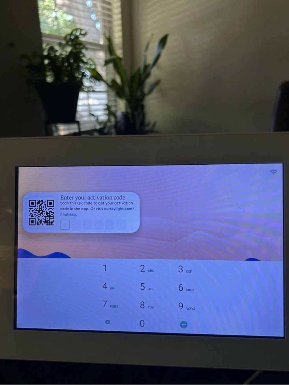 White Digital Photo Frame with Touchscreen Display (Skylight) phone operated. - Picture 2 of 7